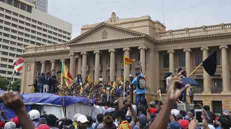 Der srilankische Premierminister tritt inmitten des wirtschaftlichen Zusammenbruchs zurueck —