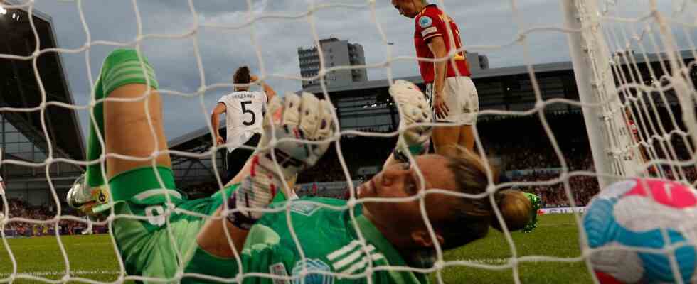 Deutschland teils durch Patzer des spanischen Keepers sicher im EM Viertelfinale
