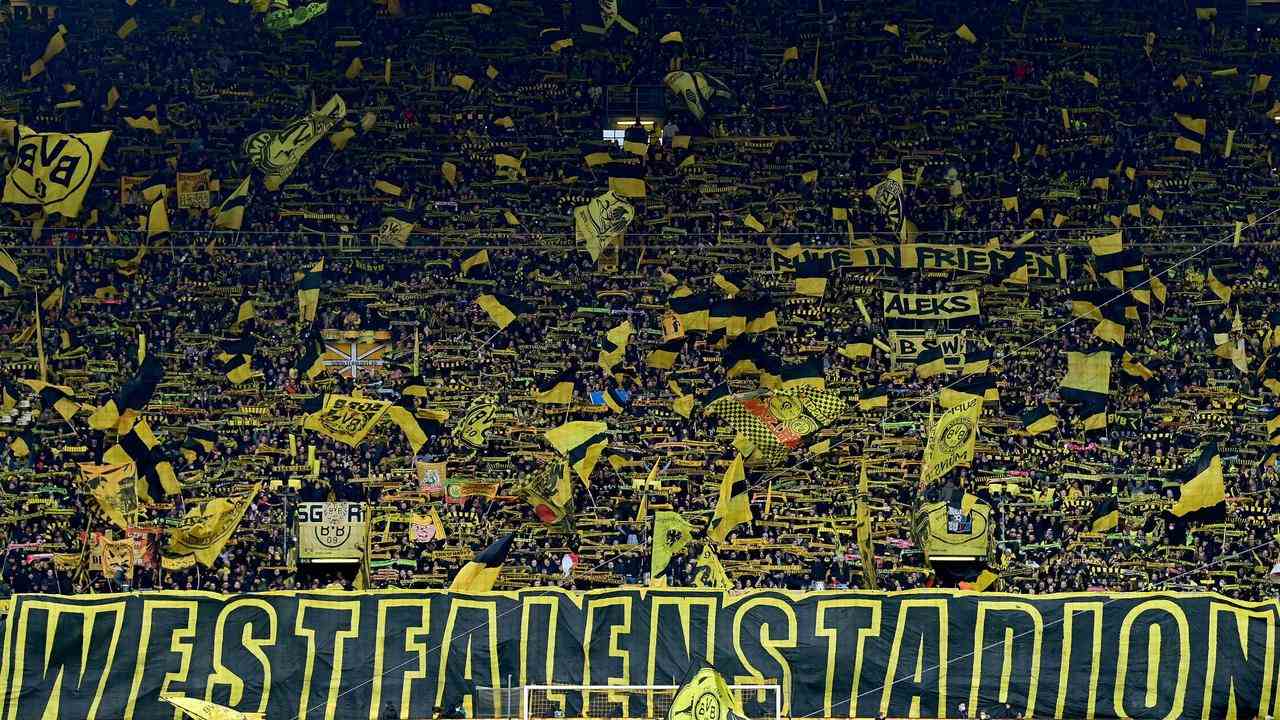 Borussia Dortmund ist Teil des UEFA-Experiments.  Die sogenannte Gelbe Wand ist mit über 20.000 Plätzen die größte Stehtribüne der Welt.