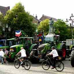 Dutzende Traktoren parken in der Naehe von Andre Rieu Konzert