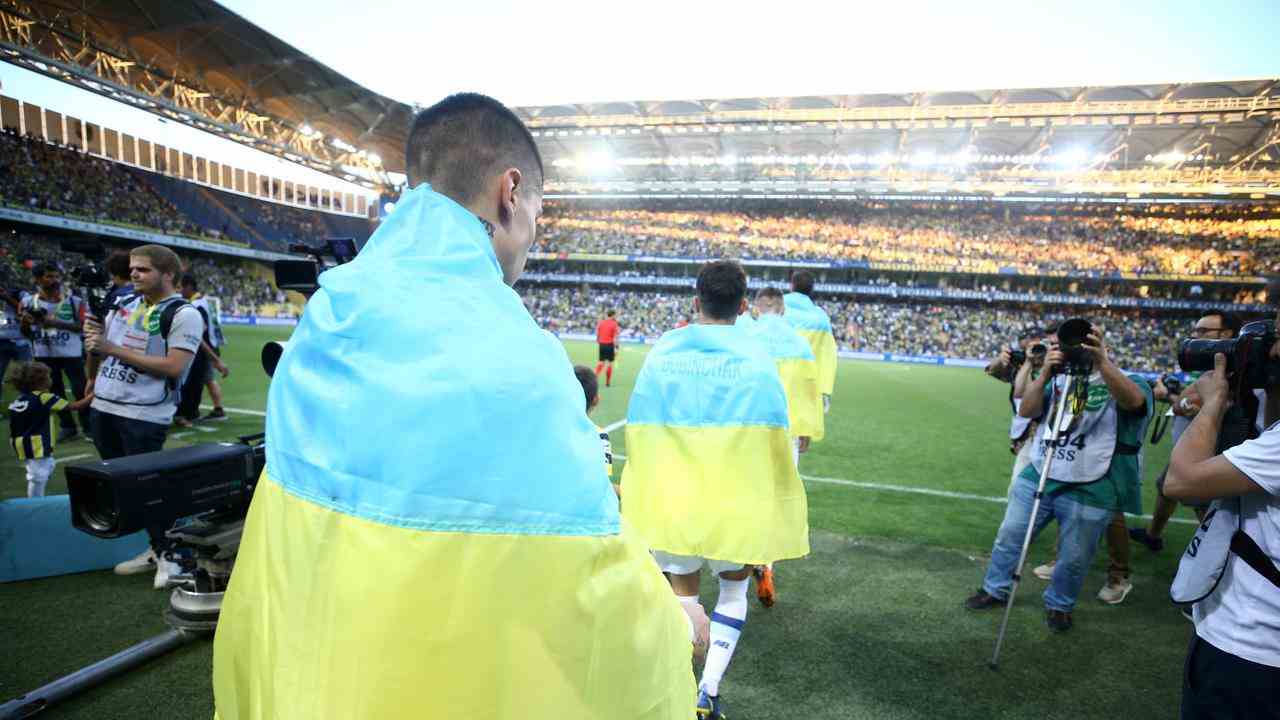 Die Spieler von Dynamo Kyiv kamen mit der ukrainischen Flagge auf das Spielfeld.