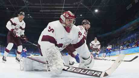 Eishockeyspieler verteidigt Verpflichtung fuer russische Mannschaft trotz nationaler Sperre —