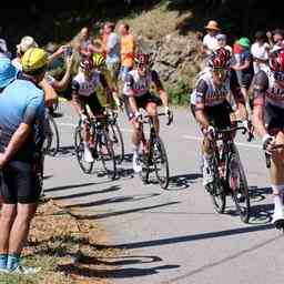 Erste Corona Faelle bei Tour Pogacar sieht Teamkollege Stake Laengen verschwinden