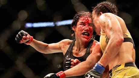 Ex UFC Frauenmeisterin eilte ins Krankenhaus nachdem sie ein Stueck Stirn verloren