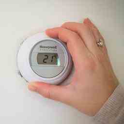 Fachhochschule senkt den Thermostat um 1 Grad um Energie zu
