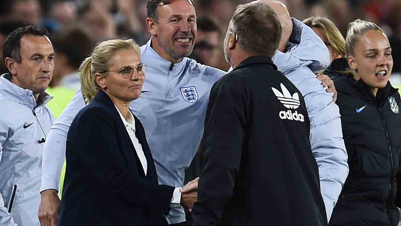 Der schwedische Nationaltrainer Peter Gerhardsson gratuliert Sarina Wiegman zum Erreichen des Endspiels.