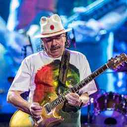 Gitarrist Carlos Santana waehrend des Auftritts unwohl geht es gut