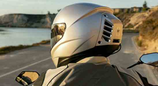 Helm mit Klimaanlage und Kuehlweste So bleiben Motorradfahrer cool