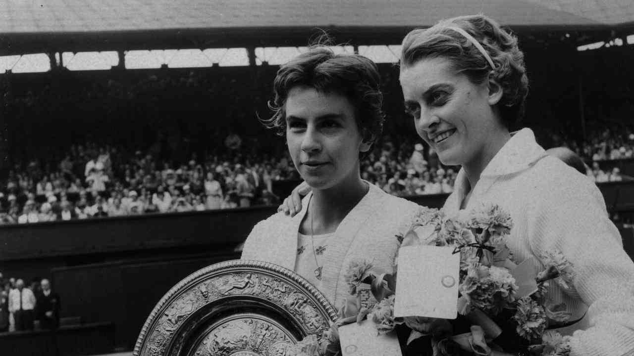 Die Südafrikanerin Sandra Reynolds (rechts) im Jahr 1960, nachdem sie im Wimbledon-Finale gegen Maria Bueno verloren hatte.