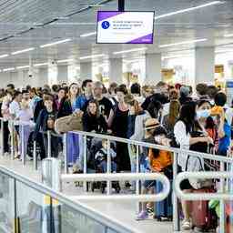 KLM fordert Transferpassagiere auf wegen Stoerung nur noch Handgepaeck mitzunehmen