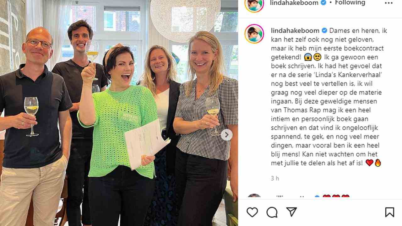Hakeboom teilt Fotos von dem Moment, als sie ihren Buchvertrag unterschreibt.  Quelle: Instagram Linda Hakeboom