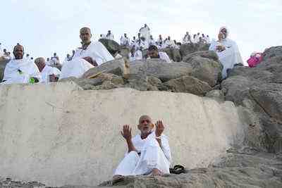 Muslimische Pilger beten am Berg Arafat waehrend die Hadsch ihren