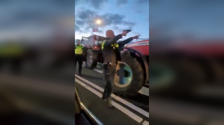 Niederlaendische Polizisten feuern „gezielte Schuesse auf protestierende Bauern ab —