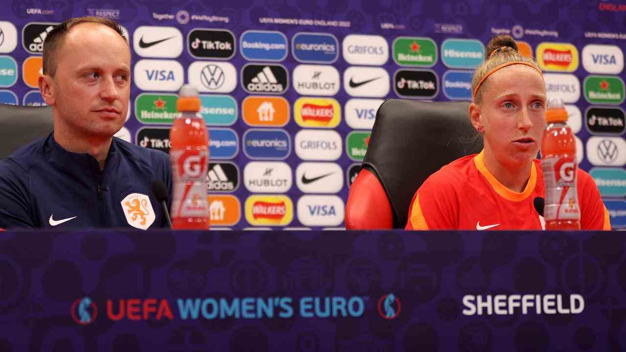 Nationaltrainer Mark Parsons und Kapitän Sari van Veenendaal sprachen am Freitagabend in Sheffield vor der Presse.