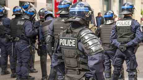 Polizei toetet Mann mit Kalaschnikow in franzoesischer Stadt – Medien