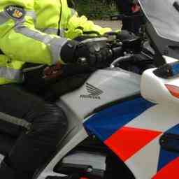 Polizist stoesst Motorrad ab als Telefondieb im Zentrum von Utrecht