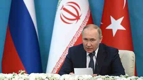 Putin fordert die USA auf mit der „Pluenderung Syriens aufzuhoeren