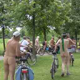 Radfahrende Nudisten setzen sich der Umwelt aus „Der Koerper ist