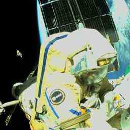 Russen und Italiener machen siebenstuendigen Weltraumspaziergang von der Raumstation ISS