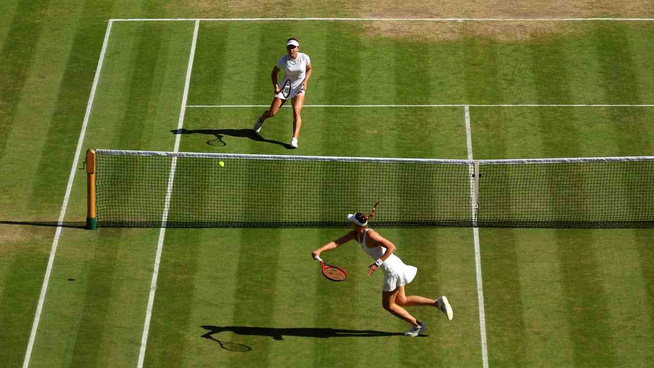 Eine spektakuläre Rallye mit beiden Spielern am Netz im Halbfinale von Wimbledon.