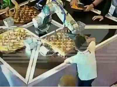 Schach spielender Roboter bricht Kind bei Veranstaltung in Moskau den
