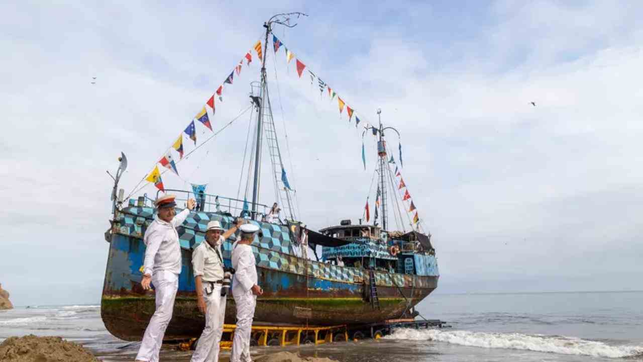 Azart, Narrenschiff, am Tag der Ankunft am Strand in Ecuador im September 2021. Eine Theatergruppe aus Quito hat das Schiff übernommen.