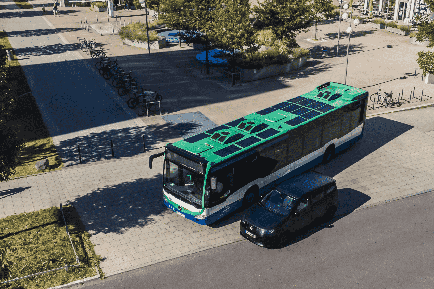 Vogelperspektive von Sono Motors Solarbus-Bausatz – Sonnenkollektoren auf der Oberseite eines grünen Busses