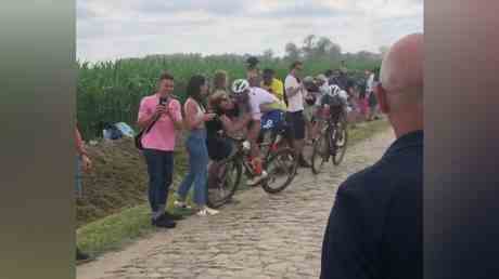 Star der Tour de France bricht sich bei brutaler Fankollision