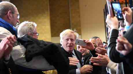 Tausende Tories wollen dass Boris Johnson wieder im Spiel ist