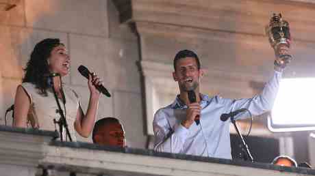 Triumphaler Djokovic wird in Belgrad von Tausenden begruesst VIDEO —