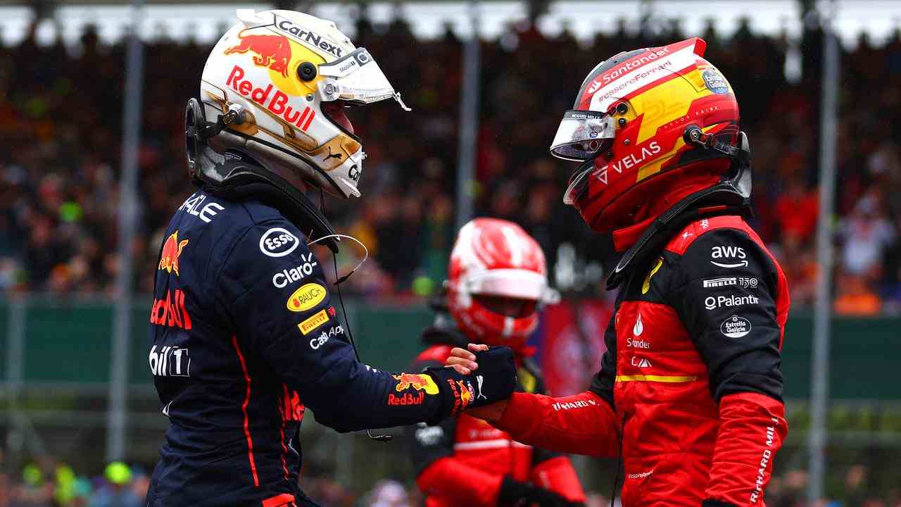 Max Verstappen gratuliert Carlos Sainz zur ersten Pole-Position seiner Karriere.