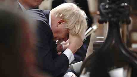 Ueber fuenfzig britische Minister und Regierungsbeamte verlassen PM Johnson —