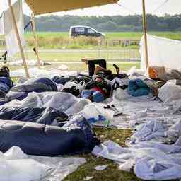 Ungefaehr 150 Asylsuchende schlafen draussen im Asylbewerberzentrum Ter Apel