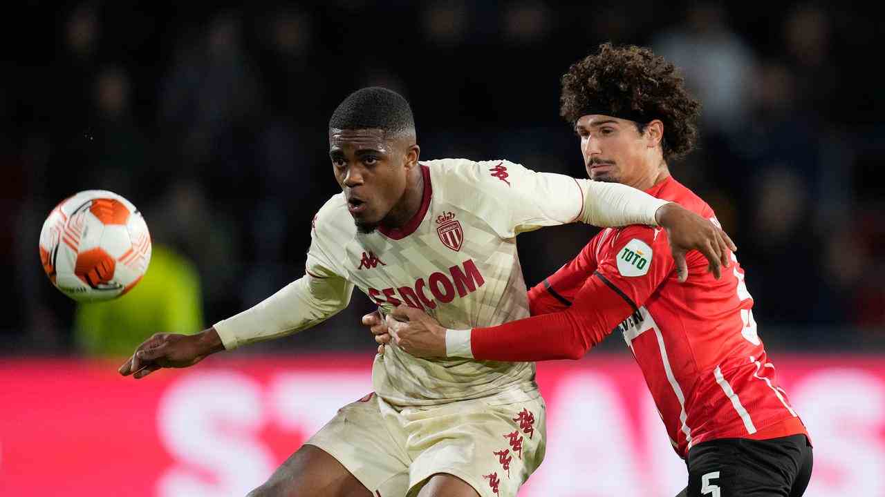Myron Boadu im Duell mit PSV-Verteidiger André Ramalho beim PSV-Monaco in der Europa League in der vergangenen Saison (1:2).