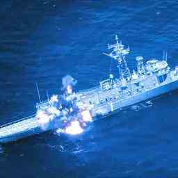 Videos Streitkraefte beschiessen ausgemustertes Marineschiff