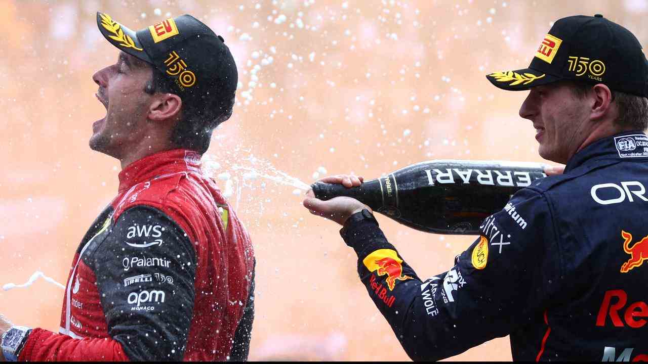 Max Verstappen besprüht Sieger Charles Leclerc mit Champagner.