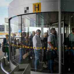 Wieder lange Schlangen auf Schiphol viele Verspaetungen und annullierte Fluege