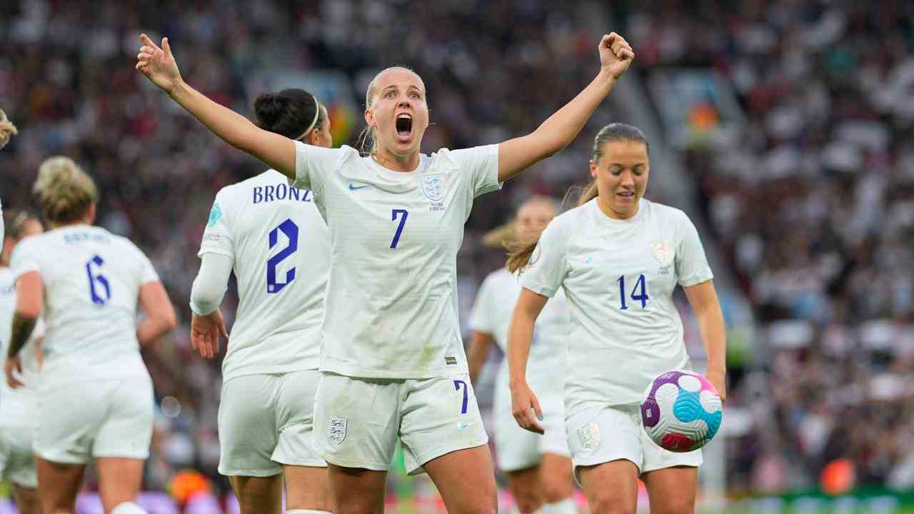 Bethany Mead bringt Old Trafford mit dem Führungstreffer in Ekstase.