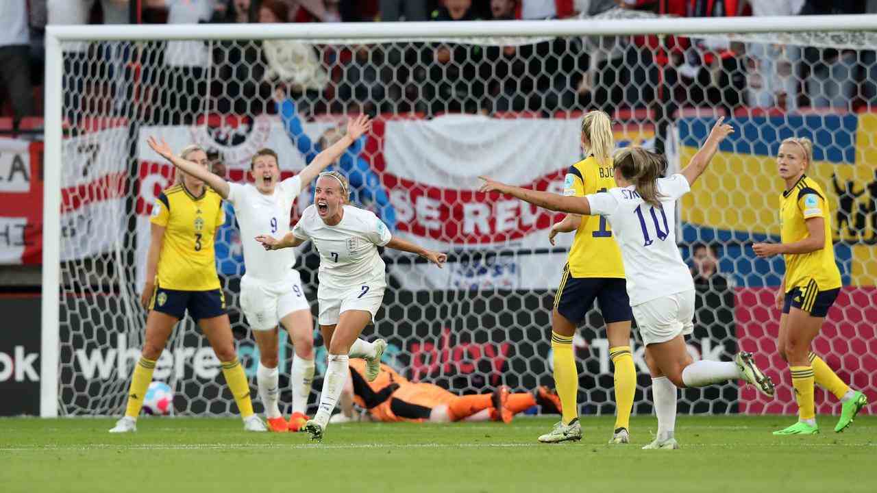 Beth Mead eröffnet das Tor für England im Spiel gegen Schweden.