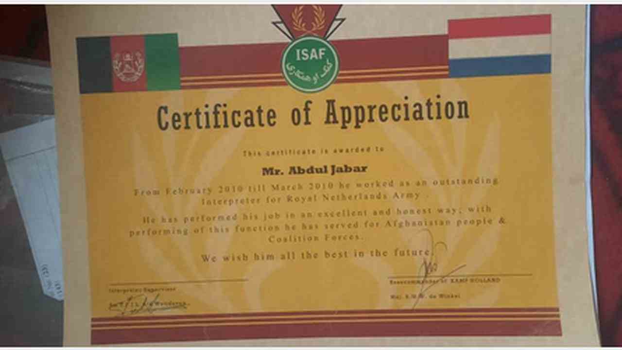 Zertifikat für den Dolmetscher Abdul Jabar verliehen.