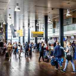 Wuetende Passagiere weigerten sich stundenlang den Flughafen Rotterdam Den Haag