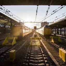 Zuege zum und vom Bahnhof Groningen fahren wieder nachdem Gasgeruch