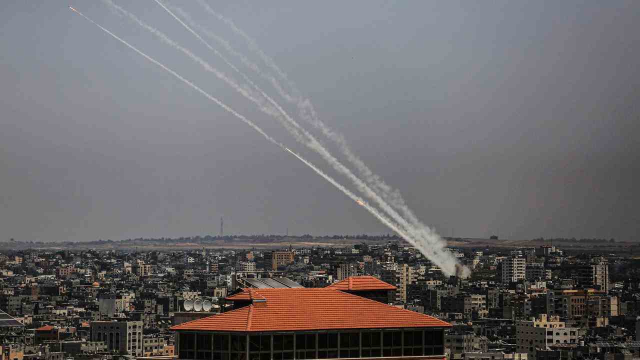 Militante Palästinenser feuern aus Gaza Raketen auf Israel ab.