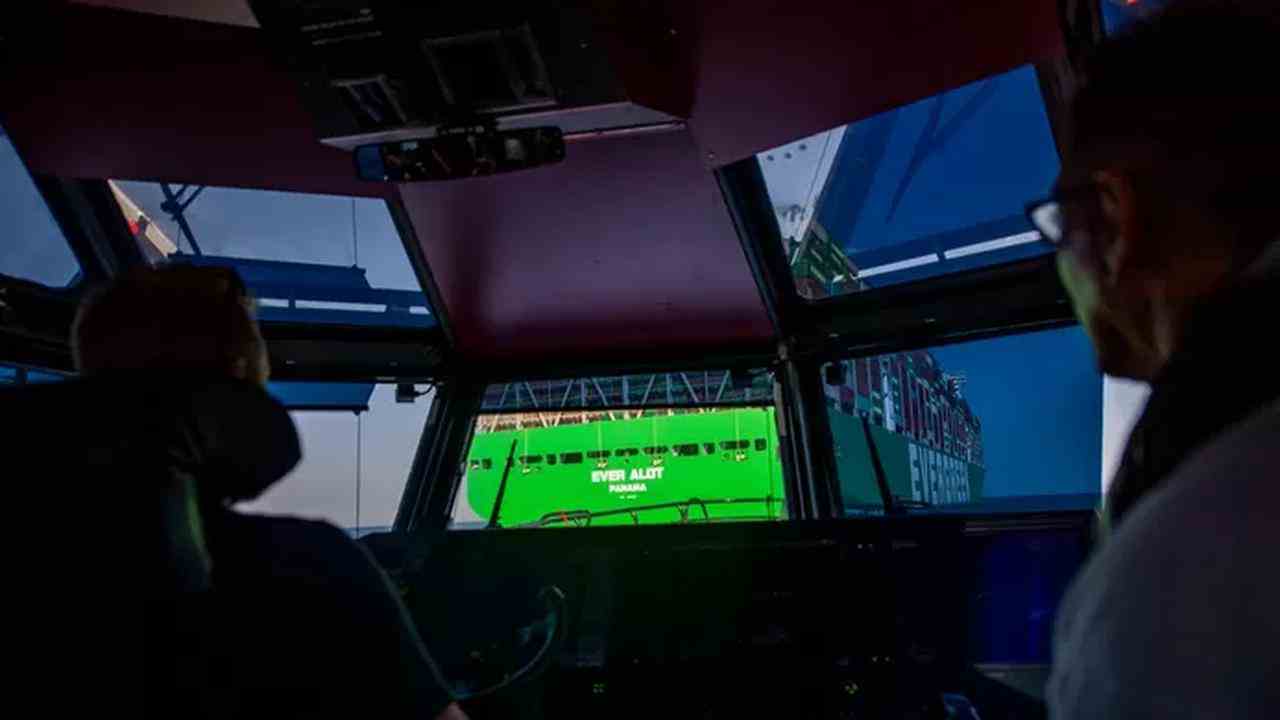 Lotse auf dem Weg zum größten Containerschiff der Welt.