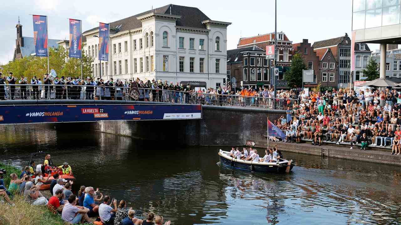 Nach der Präsentation auf dem Vredenburgplein bestiegen die Fahrer ein Boot für eine Fahrt über den Kanal.