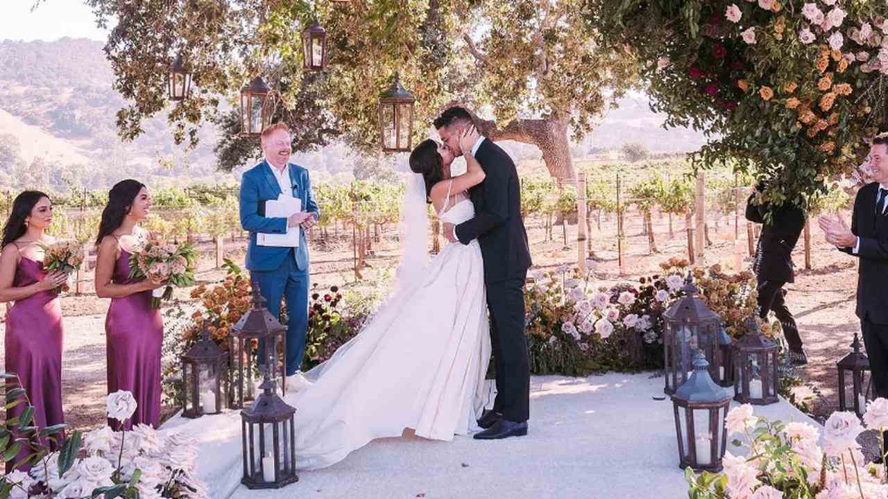 Hyland (31) und Adams (38) heirateten in der Nähe von Santa Barbara, Kalifornien.  Das Paar wurde von dem Schauspieler Jesse Tyler Ferguson geheiratet, der Haleys Onkel Mitch in Modern Family spielte.  (Foto: Instagram Jesse Tyler Ferguson)