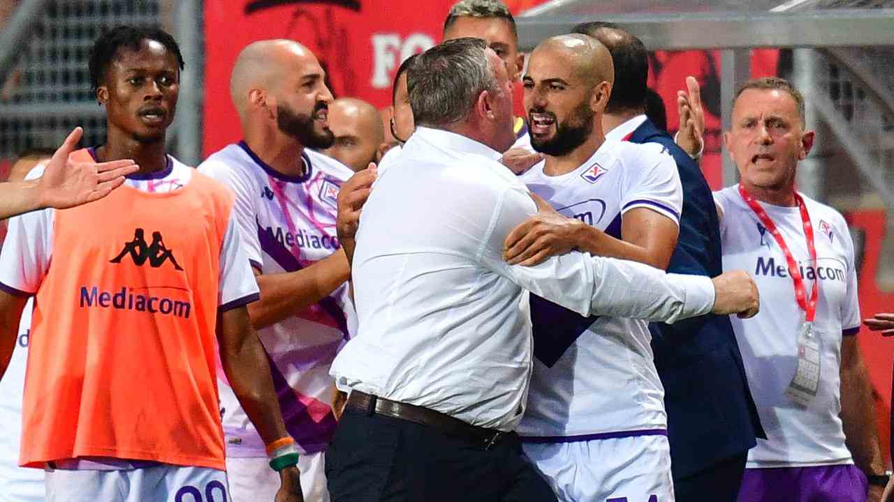 FC Twente-Trainer Ron Jans musste an einem turbulenten Abend in Enschede von Fiorentina-Spieler Sofyan Amrabat beruhigt werden.