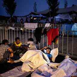 700 Menschen haben letzte Nacht draussen im Ter Apel Anwendungszentrum geschlafen