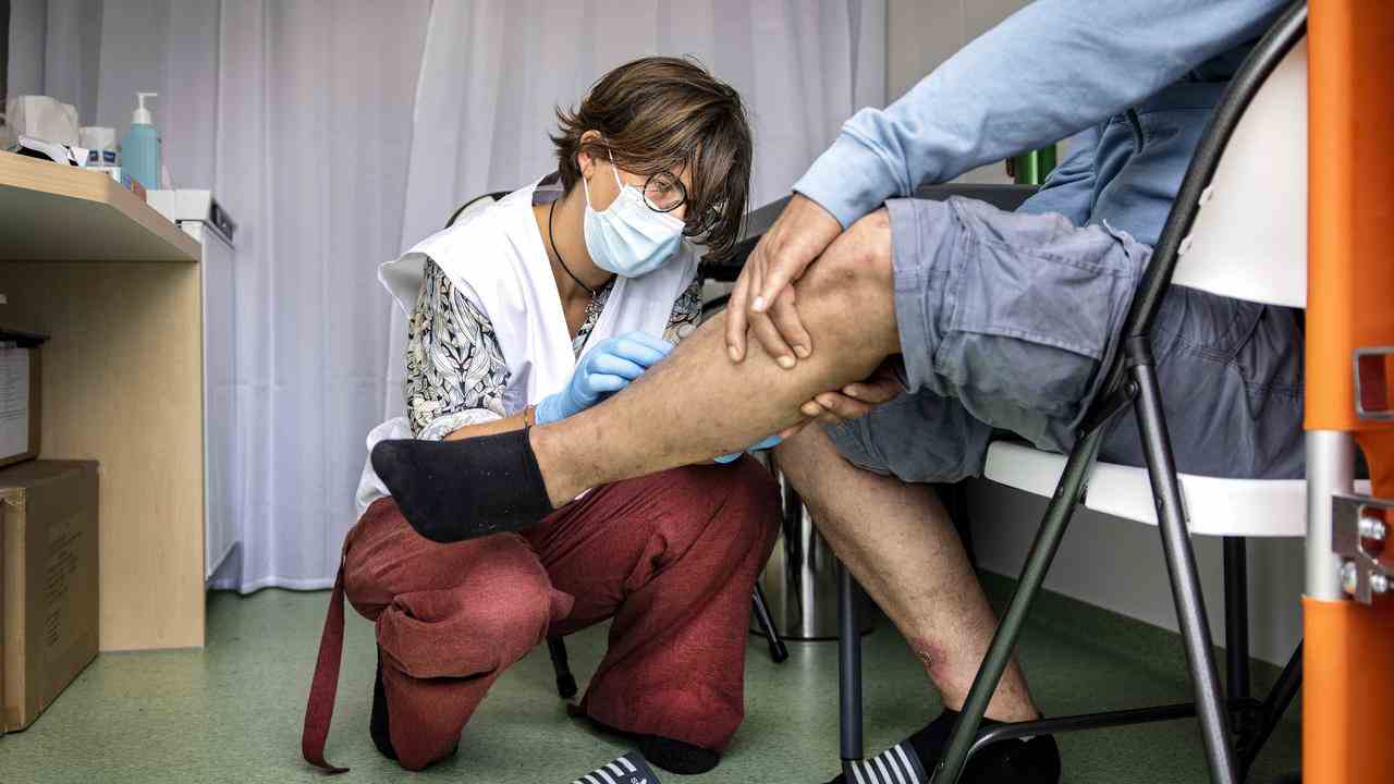 Ein MSF-Mitarbeiter behandelt einen Mann in der mobilen Klinik.