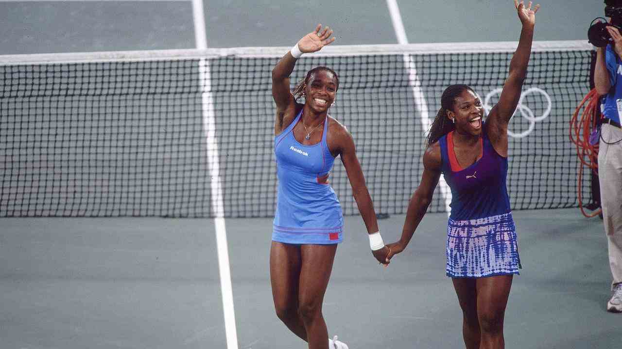 Venus und Serena Williams nach dem Gewinn des olympischen Doppelfinales im Jahr 2000.